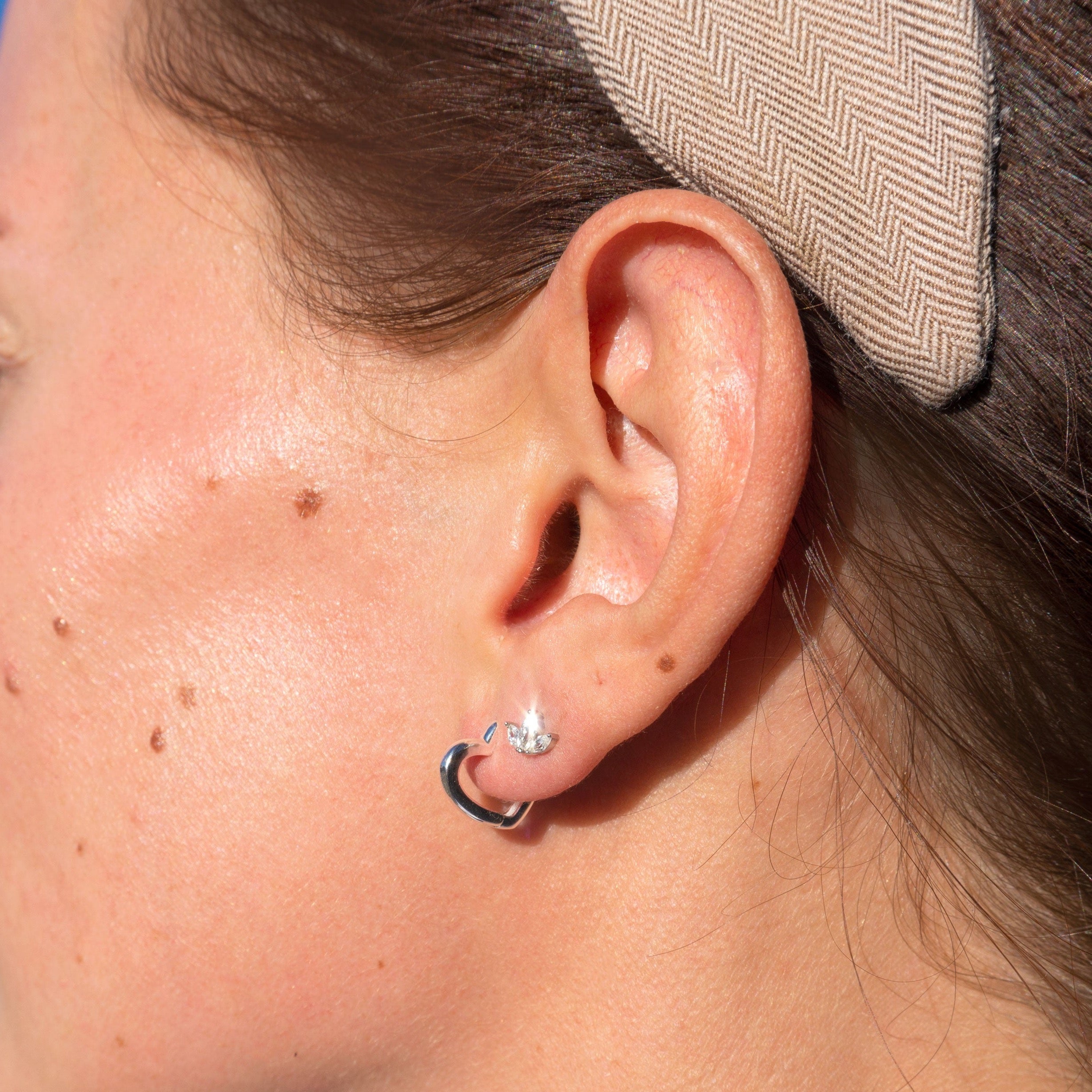 Huggie | Thin 8 Mm Sterling Silver Flat Hoop Earring | In Stock! | Lucleon - Foto 4